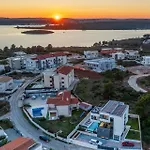Luxus Nerra In Mit Meerblick - By Istrabook Μεντουλίν